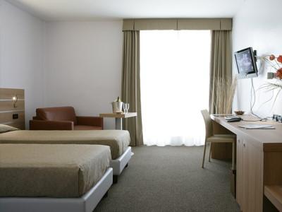 Hotel Sporting بوميتْسْيا المظهر الخارجي الصورة