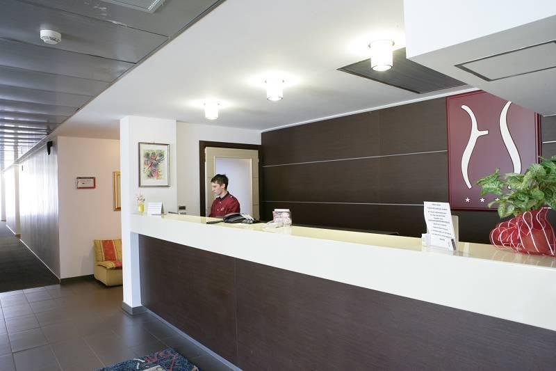 Hotel Sporting بوميتْسْيا المظهر الخارجي الصورة