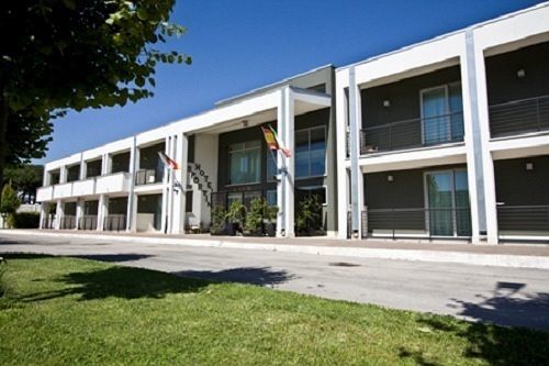 Hotel Sporting بوميتْسْيا المظهر الخارجي الصورة
